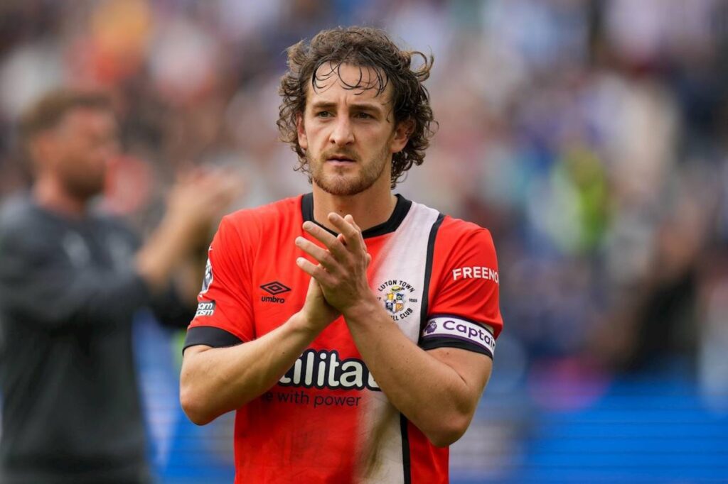 Tom Lockyer ainda pensa em retonar a jogar pelo Luton Town. Foto: Divulgação