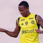 Wallace Yan comemora gol com torcida ao fundo