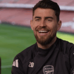 Foto de Jorginho, ex-jogador do Flamengo, em um estúdio relembrando sua carreira.