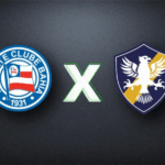 Cena ultra-realista de um estádio de futebol lotado à noite, com luzes vibrantes no campo de grama verde onde jogadores em movimento disputam a bola, sob um céu escuro, transmitindo a emoção de uma partida noturna.