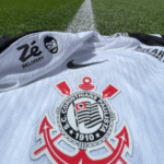 Visão noturna ultrarrealista do Allianz Parque. O campo verde reluz sob os holofotes, e um placar digital exibe 'Corinthians 1 x 0 Palmeiras' em 16/03/2025.