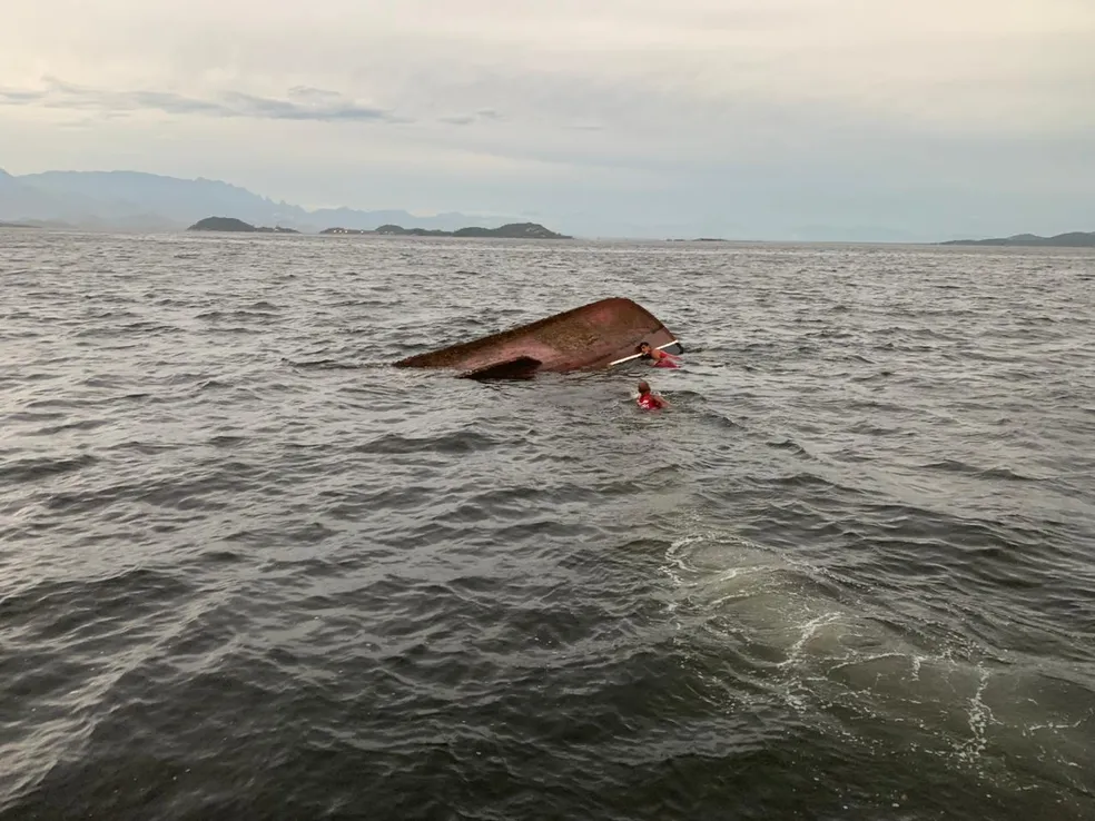 Embarcação vira na Baía de Guanabara — Foto: Divulgação Embarcação vira na Baía de Guanabara — Foto: Divulgação