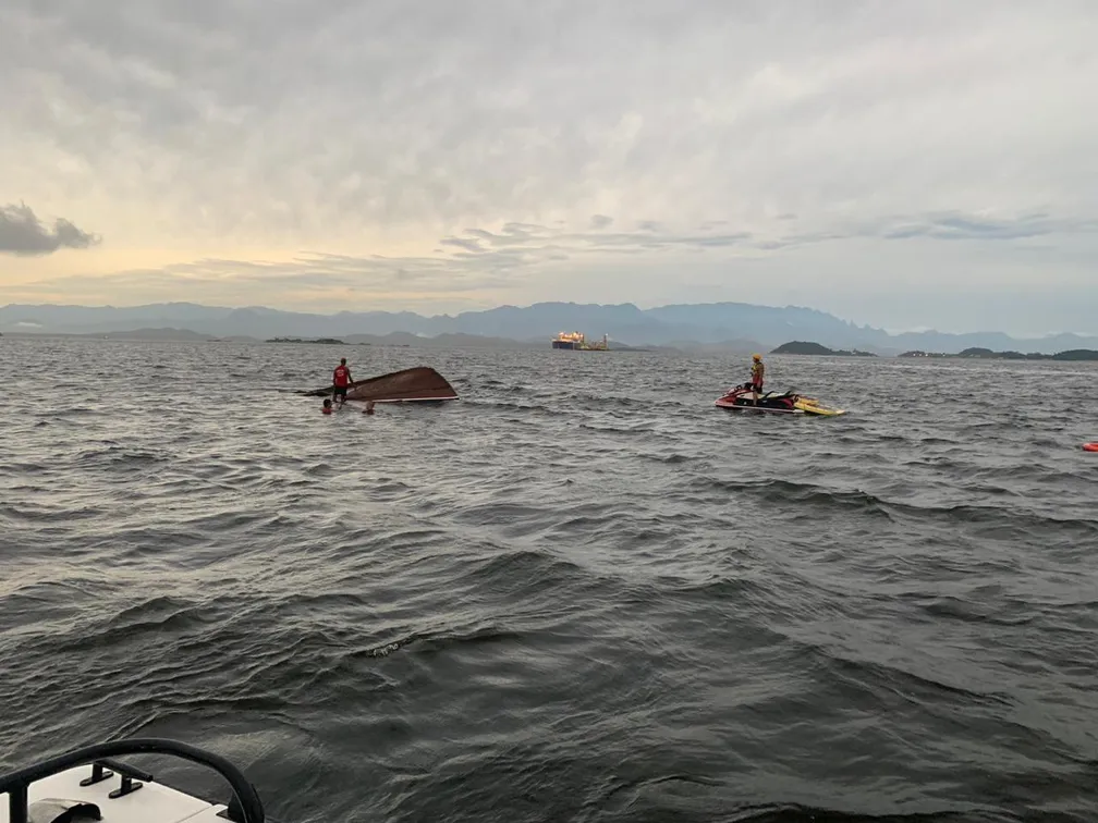 Embarcação afunda na Baía de Guanabara — Foto: Divulgação Embarcação afunda na Baía de Guanabara — Foto: Divulgação