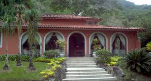 O Estilo de Gal Costa em Sua Casa no Rio: Música, Arte e Arquitetura Brasileira