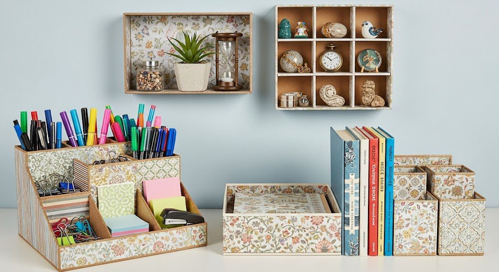 Organizadores de mesa feitos com caixas de papelão reciclado e revestido. Foto gerada com IA