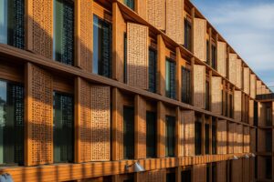 Fachada com privacidade: 6 soluções inteligentes para ventilação natural