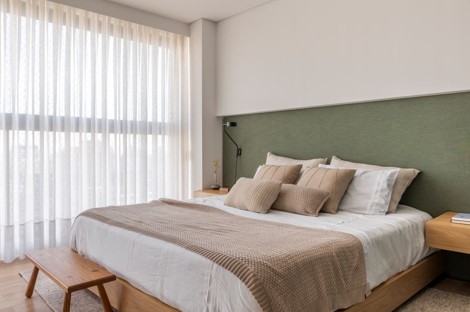 O Guia Definitivo do Quarto Ideal: Ergonomia, Luz e Acolhimento Projeto Rawi Arquitetura + Design. O arquiteto Raphael Wittmann deu destaque a cabeceira em tapeçaria em linho que traz um toque charmoso e minimalista ao quarto de casal. Foto: Rafael Renzo