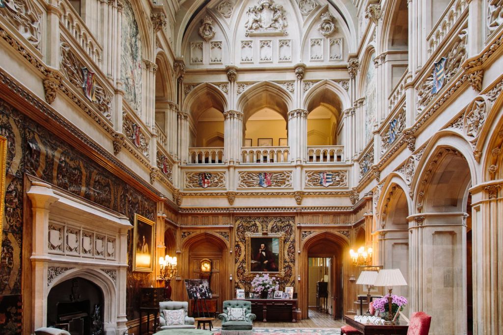 Highclere Castle: Viva o dia de Lady Grantham no cenário de Downton Abbey