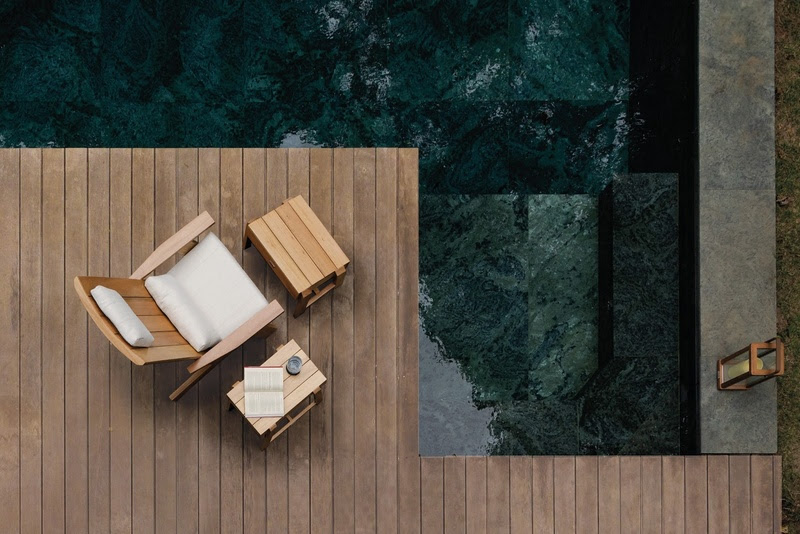 Poltrona deck foi inspirada na icônica cadeira Adirondack. Com puff e mesa lateral, também da linha Marco (Fotos: Gabriela Daltro/Tidelli)