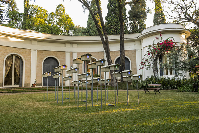 Controle Remoto (2016), dos artistas Gisela Motta e Leandro Lima. Foto: Ding Musa/Arquivo da Casa Museu Ema Klabin.