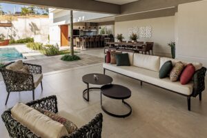 Salas de luxo em casas de veraneio: integração e materiais anti-maresia