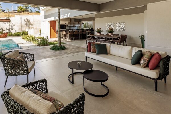 Salas de luxo em casas de veraneio: integração e materiais anti-maresia