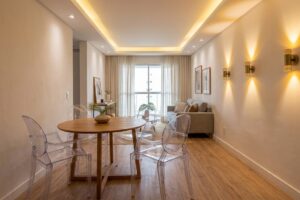 Móveis Transparentes: Por que acrílico e vidro são melhores amigos dos espaços pequenos