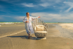 Martha Medeiros transporta sua experiência em moda para a decoração com a nova poltrona Pérola, da coleção Milagres por Tidelli (Foto: Tidelli)