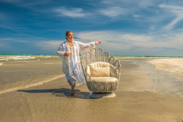Martha Medeiros transporta sua experiência em moda para a decoração com a nova poltrona Pérola, da coleção Milagres por Tidelli (Foto: Tidelli)