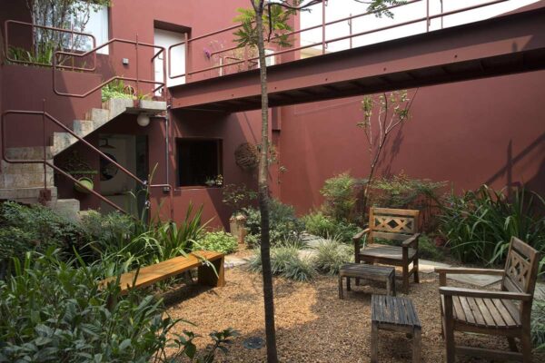 Cores Profundas em Exteriores: a tendência que traz aconchego em 2026