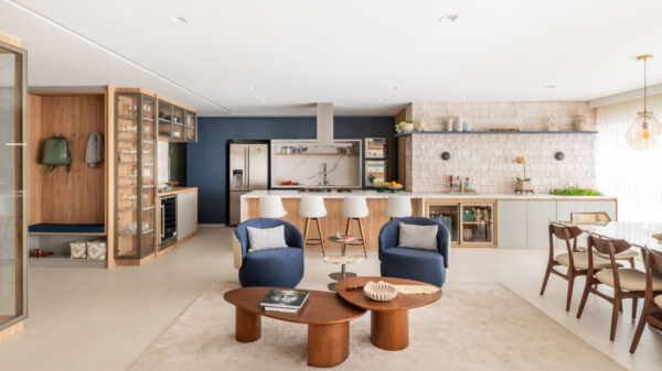 Conforme explica o arquiteto Bruno Moraes, a escolha do tipo de divisória depende, principalmente, do nível de privacidade desejado e da frequência com que o espaço precisa ser aberto ou fechado. Projeto BMA Studio. Foto: Guilherme Pucci