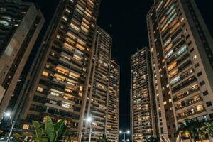 Verticalização e Saúde Mental: O Impacto dos Prédios Altos no Bem-Estar