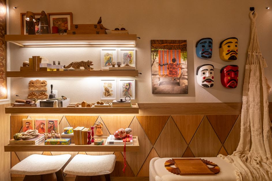 No ambiente assinado pelo arquiteto Eduardo Baldelomar, as quatro máscaras coloridas dispostas na parede são frutos do trabalho manual do artesão chiquitano Luis Felipe Pari, conhecido como Pitágoras. Batizadas como máscaras do avós, na tradução para o português, elas são esculpidas em madeira, com feições caricatas e eram usadas pelos mais velhos como símbolo de resistência contra a cultura imposta pelos colonizadores espanhóis Foto Carolina Mossin