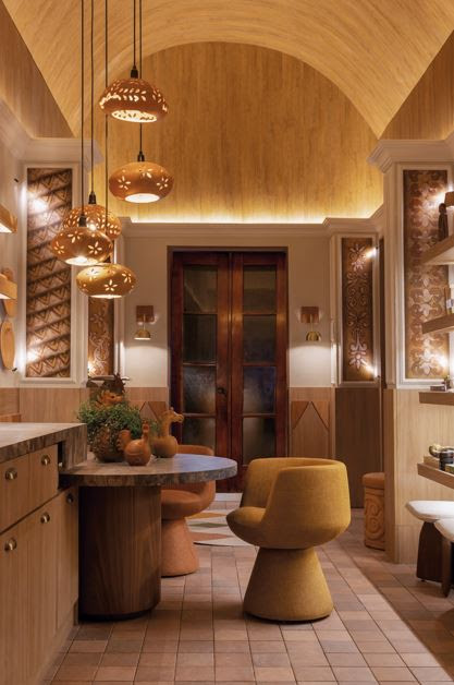 Com iluminação indireta e pendentes, mobiliário da Century e materiais naturais, o Co-Living Chiquitano do arquiteto Eduardo Baldelomar inspira permanência, contemplação e desaceleração Foto Carolina Mossin