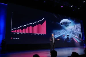 Elon Musk em um palco, com um telão mostrando um robô Optimus e veículos Tesla autônomos.