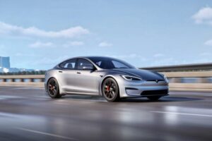 Tesla é condenada em US$ 243 milhões por acidente fatal com piloto automático