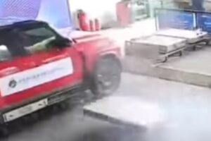 China testa sistema inovador que ejeta bateria em chamas de carros elétricos