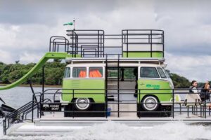 Kombi Boat: réplica clássica da VW transforma lazer náutico no Brasil