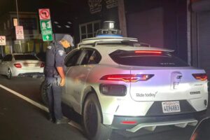 Táxi autônomo da Waymo faz retorno proibido e desafia fiscalização nos EUA