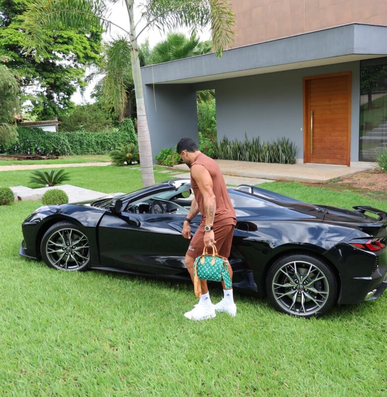 Máquina: conheça a Corvette C8 de Hulk