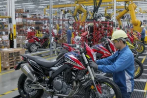 Trabalhadores montando motocicletas em uma fábrica moderna, ilustrando o crescimento do setor.