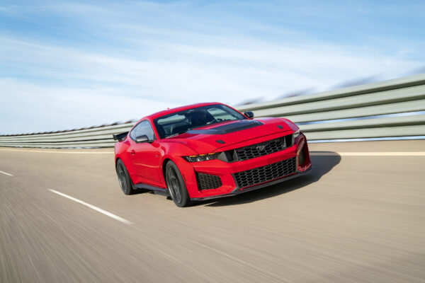 Ford revela o Mustang Dark Horse SC com V8 Supercharged