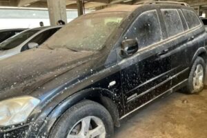 Carro abandonado por 8 anos em shopping é guinchado com dívida maior que seu preço