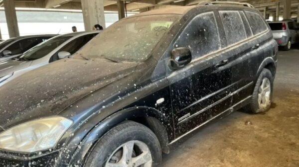 Carro abandonado por 8 anos em shopping é guinchado com dívida maior que seu preço