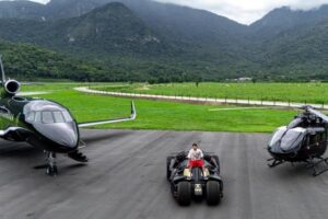 Neymar ostenta frota milionária com Batmóvel, helicóptero e jato executivo