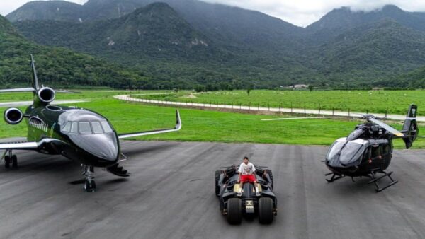 Neymar ostenta frota milionária com Batmóvel, helicóptero e jato executivo