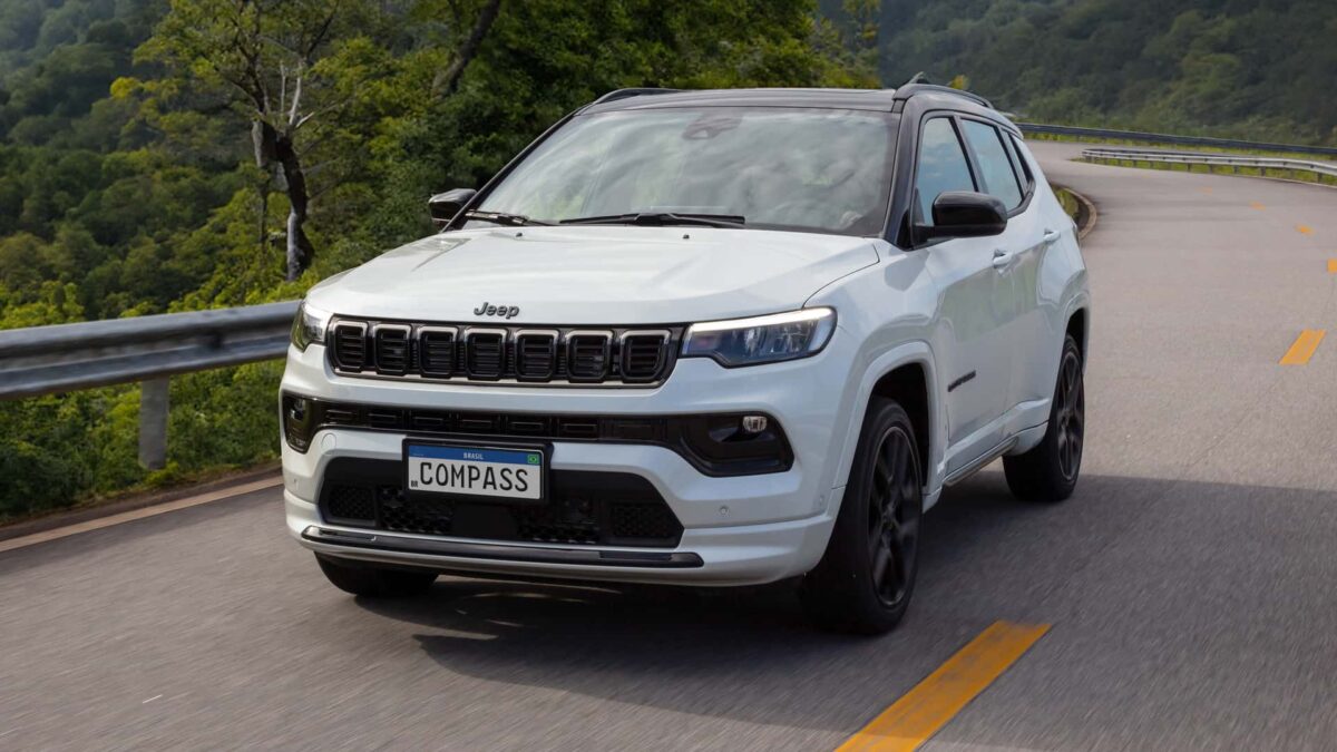 Jeep Compass Blackhawk 2026: nova versão aceita etanol e mantém 272 cv Jeep Compass Blackhawk 2026: nova versão aceita etanol e mantém 272 cv