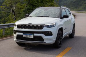 Jeep Compass Blackhawk 2026: nova versão aceita etanol e mantém 272 cv
