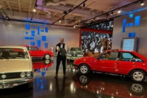 William Bonner revela paixão por carros clássicos em nova série