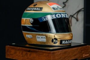 Capacete folheado a ouro em homenagem a Ayrton Senna vira item de coleção