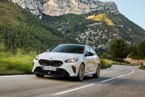 Novo BMW M135 xDrive chega ao Brasil com 317 cv de potência