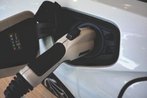 Recarga rápida para carros elétricos cresce quase 200% em um ano no Brasil