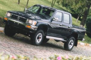 Toyota Hilux: fama de imparável nos cinemas e campos de batalha