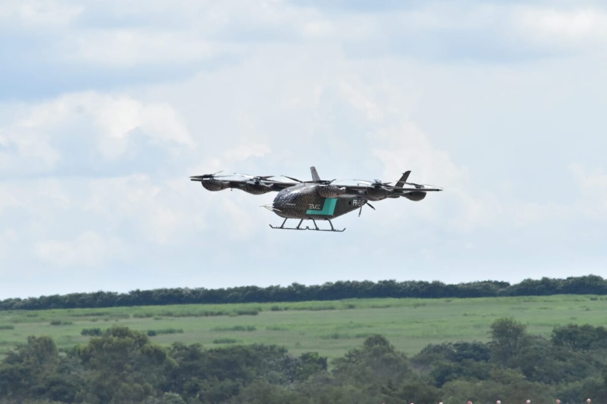 'Carro Voador' da Embraer realiza voo demonstrativo em São Paulo; veja vídeo 'Carro Voador' da Embraer realiza voo demonstrativo em São Paulo; veja vídeo