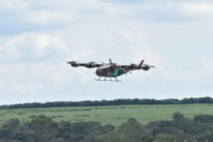 'Carro Voador' da Embraer realiza voo demonstrativo em São Paulo; veja vídeo