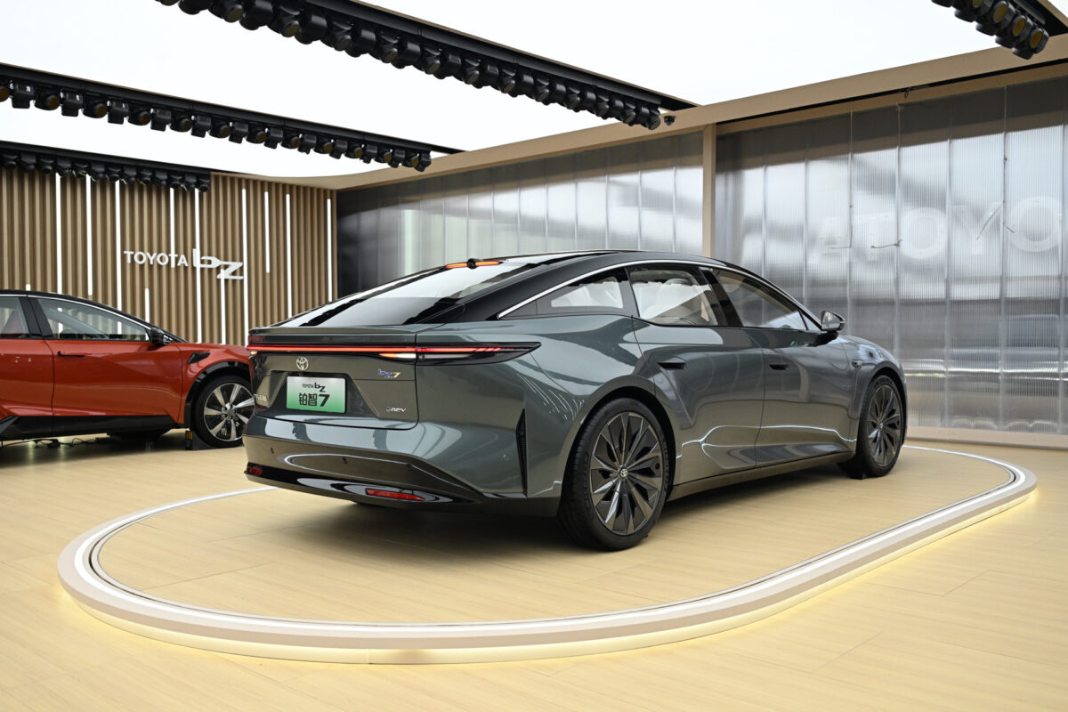 Novo sedan elétrico da Toyota bZ7 custa menos que Corolla Flex