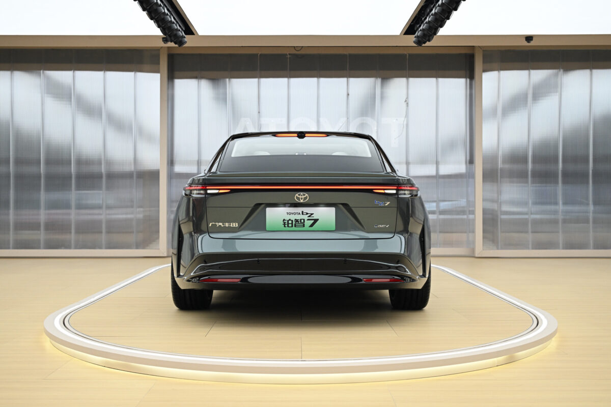 Novo sedan elétrico da Toyota bZ7 custa menos que Corolla Flex