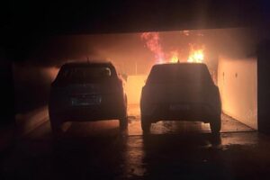 Carro elétrico pega fogo durante carregamento em garagem residencial