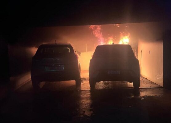 Carro elétrico pega fogo durante carregamento em garagem residencial