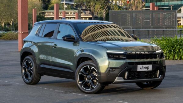Novo Jeep Avenger confirma interior mais caprichado no Brasil